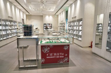 SHENZHEN, Çin - CIRCA NOVEMBER, 2019: Shenzhen 'deki Swarovski mağazasının içi.