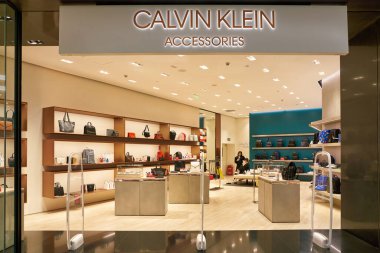 SHENZHEN, ÇİN - CRCA KOVEMBER, 2019: Calvin Klein Aksesuarları Shenzhen 'deki mağaza girişinin üzerine imza attı. 