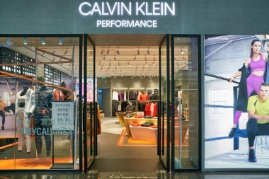 SHENZHEN, ÇİN - CIRCA Kasım 2019: Shenzhen 'deki Calvin Klein Performans Mağazasına giriş. 