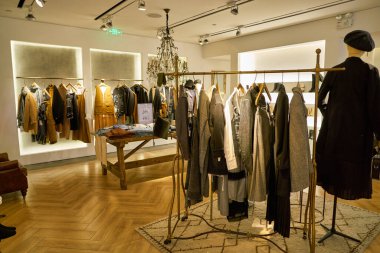 SHENZHEN, ÇİN - CIRCA Kasım 2019: Shenzhen 'deki ilk mağazanın iç çekimleri.