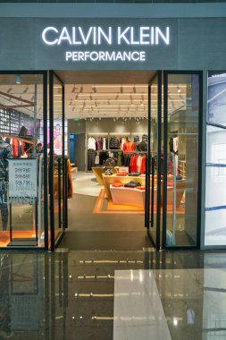 SHENZHEN, ÇİN - CIRCA Kasım 2019: Shenzhen 'deki Calvin Klein Performans Mağazasına giriş. 