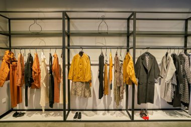 SHENZHEN, ÇİN - CIRCA NOVEMBER, 2019: Shenzhen 'deki 1WOR mağazasının içi.