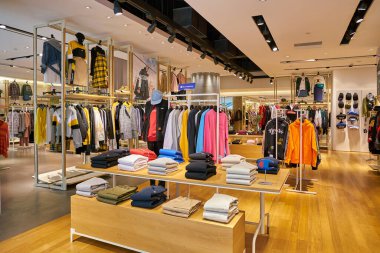 SHENZHEN, ÇİN - CIRCA NOVEMBER, 2019: Shenzhen 'deki IT mağazasının içi.