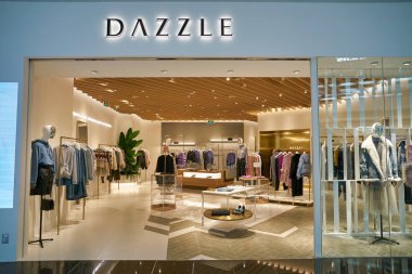 SHENZHEN, ÇİN - CIRCA KOVEMBER, 2019: Shenzhen 'deki mağaza girişinin üzerindeki işaret.