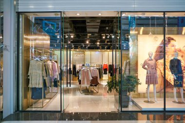 SHENZHEN, ÇİN - CIRCA KOVEMBER, 2019: Shenzhen 'deki mağazaya giriş.