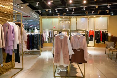 SHENZHEN, Çin - CIRCA NOVEMBER, 2019: Shenzhen 'deki On ve On mağazasının iç çekimleri.