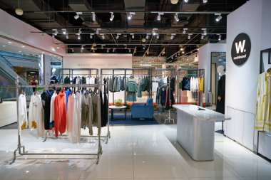 SHENZHEN, ÇİN - CIRCA NOVEMBER, 2019: Shenzhen 'deki alışveriş merkezinde giysi sergileniyor.