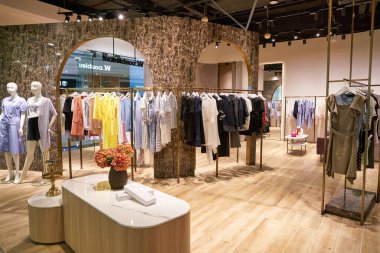 SHENZHEN, ÇİN - CIRCA Kasım 2019: Shenzhen 'deki W.DoubleuDot mağazasının içi.