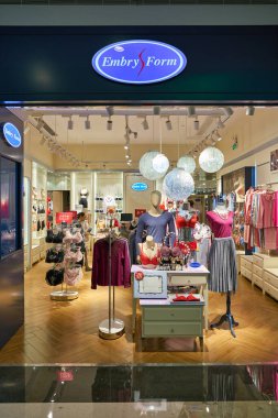 SHENZHEN, ÇİN - CIRCA NOVEMBER, 2019: Shenzhen 'deki Embry Form mağazasında iç çamaşırı sergilendi