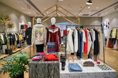 SHENZHEN, Çin - CIRCA NOVEMBER, 2019: Shenzhen 'deki MO and Co mağazasının iç çekimleri.