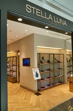 SHENZHEN, ÇİN - CRCA NOVEMBER, 2019: Stella Luna mağaza vitrinleri Shenzhen 'deki alışveriş merkezlerinde görüldüğü gibi. 