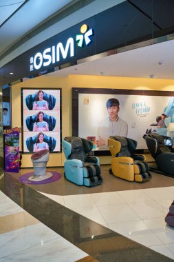 ŞENZHEN, ÇİN - CIRCA Kasım 2019: Shenzhen 'deki Osim mağazasında masaj koltuğu.