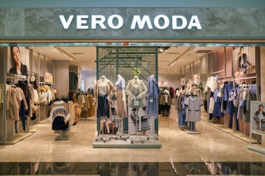 SHENZHEN, ÇİN - CIRCA KOVEMBER, 2019: Vero Moda Shenzhen 'deki mağaza girişini imzaladı.
