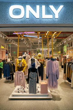 SHENZHEN, ÇİN - CIRCA NOVEMBER, 2019: Shenzhen 'deki sadece mağazada giysi sergileniyor.