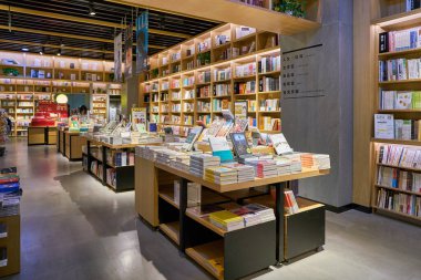 SHENZHEN, ÇİN - CIRCA NOVEMBER, 2019: Shenzhen 'deki kitapçının iç çekimleri.