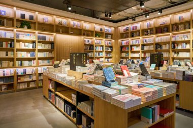 SHENZHEN, ÇİN - CIRCA NOVEMBER, 2019: Shenzhen 'deki kitapçının iç çekimleri.