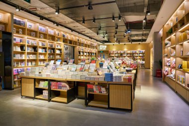 SHENZHEN, ÇİN - CIRCA NOVEMBER, 2019: Shenzhen 'deki kitapçının iç çekimleri.