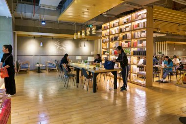 SHENZHEN, ÇİN - CIRCA NOVEMBER, 2019: Shenzhen 'deki kitapçının iç çekimleri.