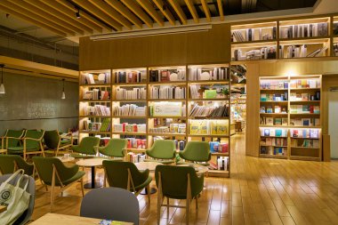 SHENZHEN, ÇİN - CIRCA NOVEMBER, 2019: Shenzhen 'deki kitapçının iç çekimleri.