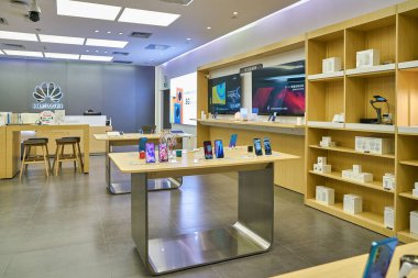 SHENZHEN, Çin - CIRCA NOVEMBER, 2019: Shenzhen 'deki Huawei mağazasında sergilenen eşyalar. Huawei Technologies Co., Ltd. çok uluslu bir Çin teknoloji şirketidir..