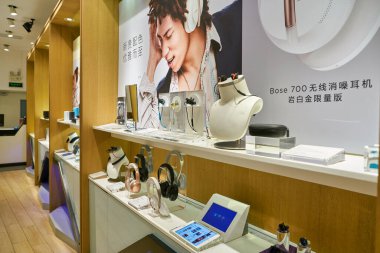 ŞENZHEN, ÇİN - CIRCA KOVEMBER, 2019: Shenzhen 'deki Bose mağazasında sergilenen eşyalar.