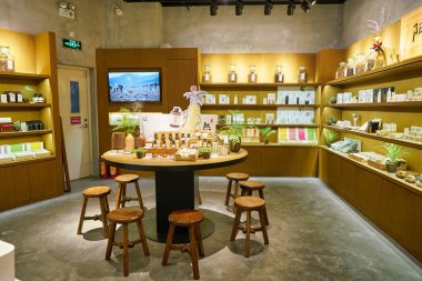 ŞENZHEN, ÇİN - CIRCA Kasım 2019: Shenzhen 'deki Yuan mağazasında sergilenen eşyalar.