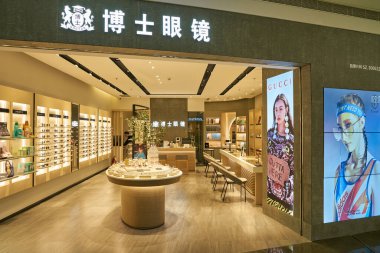 ŞENZHEN, ÇİN - CIRCA KOVEMBER, 2019: Shenzhen 'deki mağazada gözlük sergileniyor.