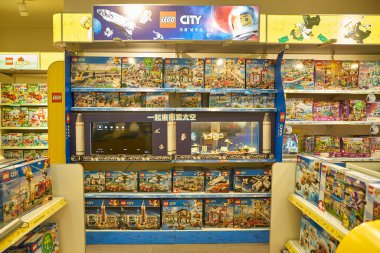 SHENZHEN, ÇİN - CIRCA NOVEMBER, 2019: Shenzhen 'deki çocuk mağazasında sergilenen mallar.