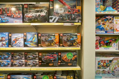 SHENZHEN, ÇİN - CIRCA NOVEMBER, 2019: Shenzhen 'deki Kidsland mağazasında lego ürünleri sergileniyor.