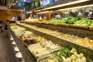 SHENZHEN, ÇİN - CIRCA NOVEMBER, 2019: Shenzhen 'deki KK alışveriş merkezindeki Food Republic' te çeşitli gıda malzemeleri sergileniyor. 