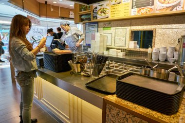 SHENZHEN, Çin - CIRCA NOVEMBER, 2019: Shenzhen 'deki KK AVM' deki Food Republic restoranında karşı servis. 