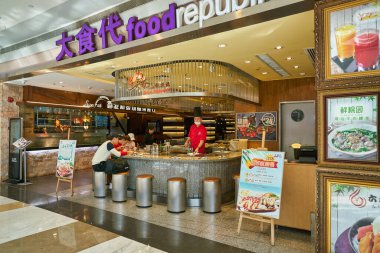 SHENZHEN, ÇİN - CIRCA NOVEMBER, 2019: Shenzhen 'deki KK alışveriş merkezindeki yemek cumhuriyetinde yemek hazırlama. 