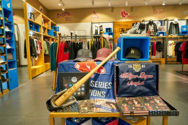 SHENZHEN, ÇİN - CIRCA NOVEMBER, 2019: Shenzhen 'deki MLB mağazasının içi.
