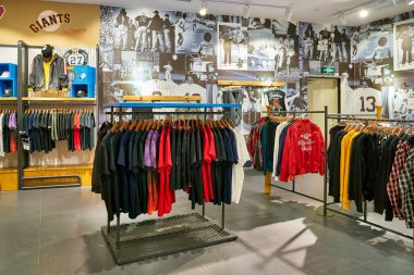 SHENZHEN, ÇİN - CIRCA NOVEMBER, 2019: Shenzhen 'deki MLB mağazasının içi.