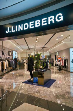 SHENZHEN, Çin - CIRCA NOVEMBER, 2019: Shenzhen 'deki J.Lindeberg mağazasında giysi sergileniyor.