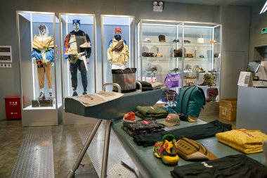 SHENZHEN, ÇİN - CIRCA NOVEMBER, 2019: Shenzhen 'deki Li-Ning mağazasının içi. Li-Ning Şirketi, Çinli spor giyim ve spor malzemeleri şirketidir..