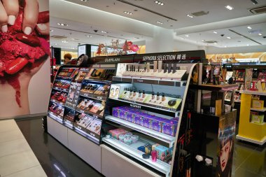 SHENZHEN, Çin - CIRCA NOVEMBER, 2019: Shenzhen 'deki Sephora mağazasında kişisel bakım ürünleri sergileniyor. Sephora, Fransız çokuluslu kişisel bakım ve güzellik ürünleri perakendecisi.
