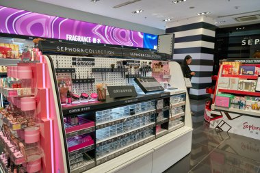 SHENZHEN, ÇİN - CIRCA NOVEMBER, 2019: Shenzhen 'deki Sephora mağazasının içi. Sephora, Fransız çokuluslu kişisel bakım ve güzellik ürünleri perakendecisi.