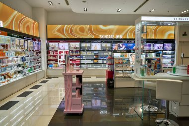 SHENZHEN, Çin - CIRCA NOVEMBER, 2019: Shenzhen 'deki Sephora mağazasında kişisel bakım ürünleri sergileniyor. Sephora, Fransız çokuluslu kişisel bakım ve güzellik ürünleri perakendecisi.