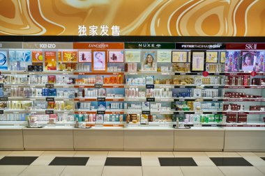 SHENZHEN, Çin - CIRCA NOVEMBER, 2019: Shenzhen 'deki Sephora mağazasında kişisel bakım ürünleri sergileniyor. Sephora, Fransız çokuluslu kişisel bakım ve güzellik ürünleri perakendecisi.