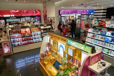 SHENZHEN, Çin - CIRCA NOVEMBER, 2019: Shenzhen 'deki Sephora mağazasında kişisel bakım ürünleri sergileniyor. Sephora, Fransız çokuluslu kişisel bakım ve güzellik ürünleri perakendecisi.