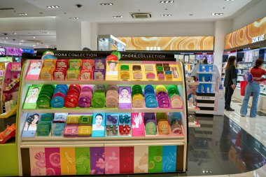 SHENZHEN, Çin - CIRCA NOVEMBER, 2019: Shenzhen 'deki Sephora mağazasında kişisel bakım ürünleri sergileniyor. Sephora, Fransız çokuluslu kişisel bakım ve güzellik ürünleri perakendecisi.