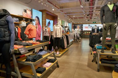 SHENZHEN, ÇİN - CIRCA NOVEMBER, 2019: Shenzhen 'deki Under Armour mağazasının içi. Under Armour, Inc. bir Amerikan spor ekipman şirketi..