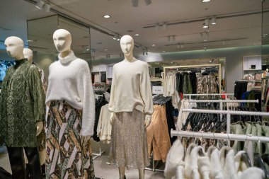 SHENZHEN, ÇİN - CIRCA NOVEMBER, 2019: Shenzhen 'deki H ve M mağazasında giysi sergileniyor.