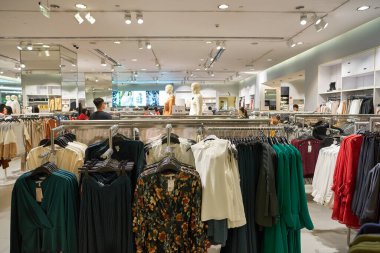 SHENZHEN, ÇİN - CIRCA NOVEMBER, 2019: Shenzhen 'deki H ve M mağazasında giysi sergileniyor.