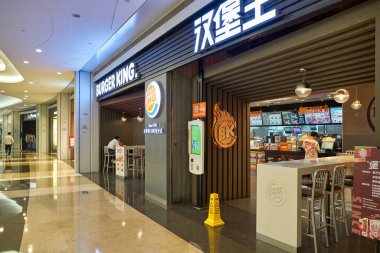 SHENZHEN, Çin - CIRCA NOVEMBER, 2019: Shenzhen 'deki KK Mall' da Burger King 'in girişi. Burger King, çok uluslu bir hamburger fast food restoranı zinciri..