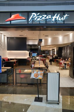 SHENZHEN, Çin - CIRCA NOVEMBER, 2019: Shenzhen 'deki KK alışveriş merkezindeki Pizza Hut restoranı. Pizza Hut, Amerika Birleşik Devletleri 'nin çok uluslu restoran zinciri.