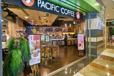 SHENZHEN, Çin - CIRCA NOVEMBER, 2019: Shenzhen 'deki alışveriş merkezinde Pacific Coffee' ye giriş. Pacific Coffee, Hong Kong 'dan gelen bir kahve dükkanı zinciri..