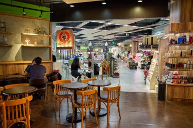 SHENZHEN, ÇİN - CIRCA NOVEMBER, 2019: Shenzhen 'deki kör süpermarkete giriş ve Pasifik Kahvesi' nin iç çekimi.