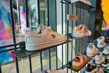 SHENZHEN, ÇİN - CIRCA Kasım 2019: Shenzhen 'deki Adidas mağazasında ayakkabılar sergileniyor.